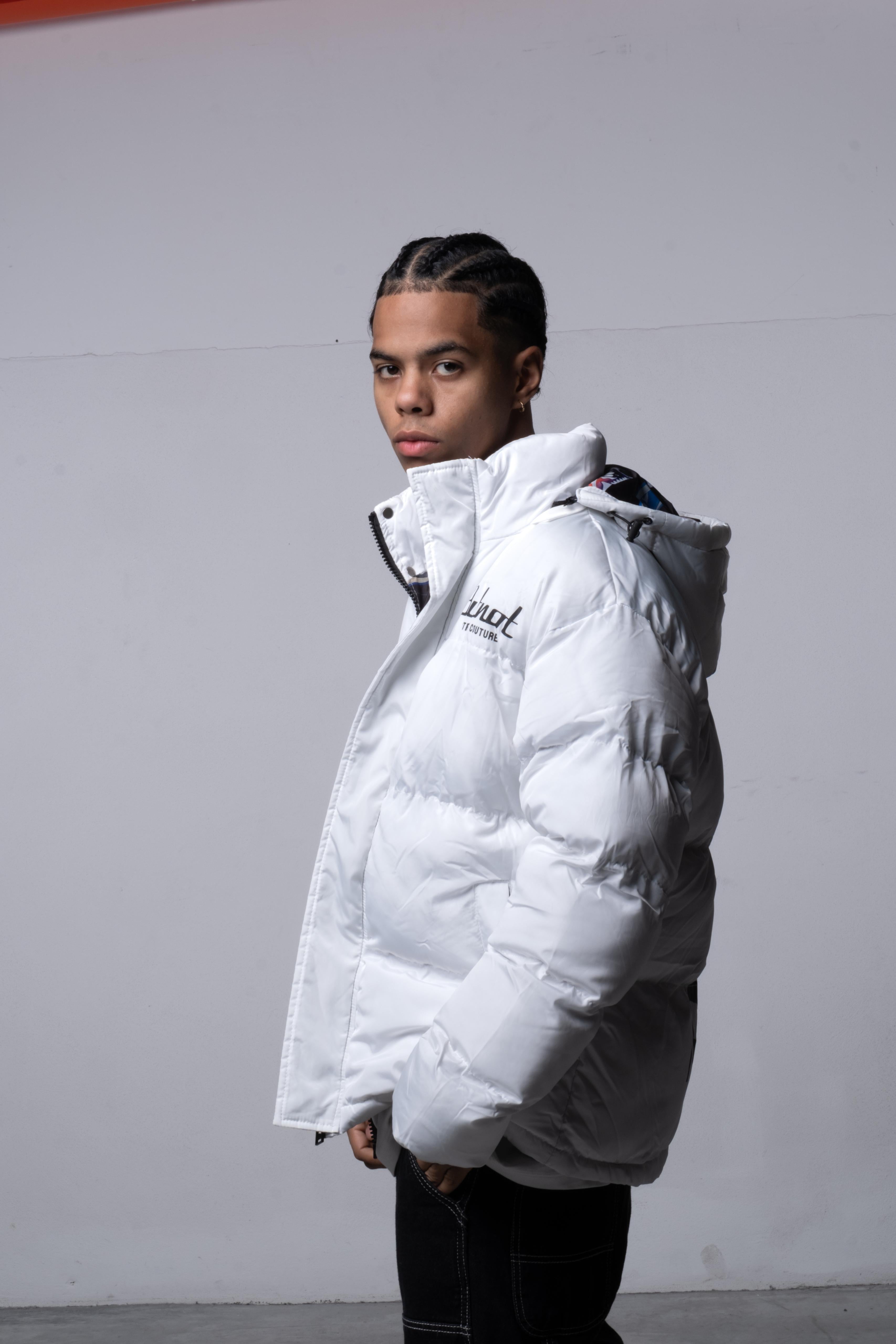 BOMBER AVEC CAPUCHE ET IMPRIMÉ MAIS PAS AU DOS