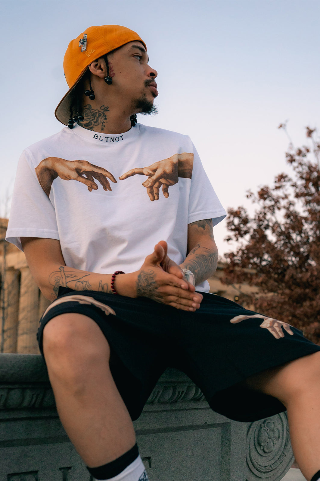 HANDS NECK PRINT T-SHIRT