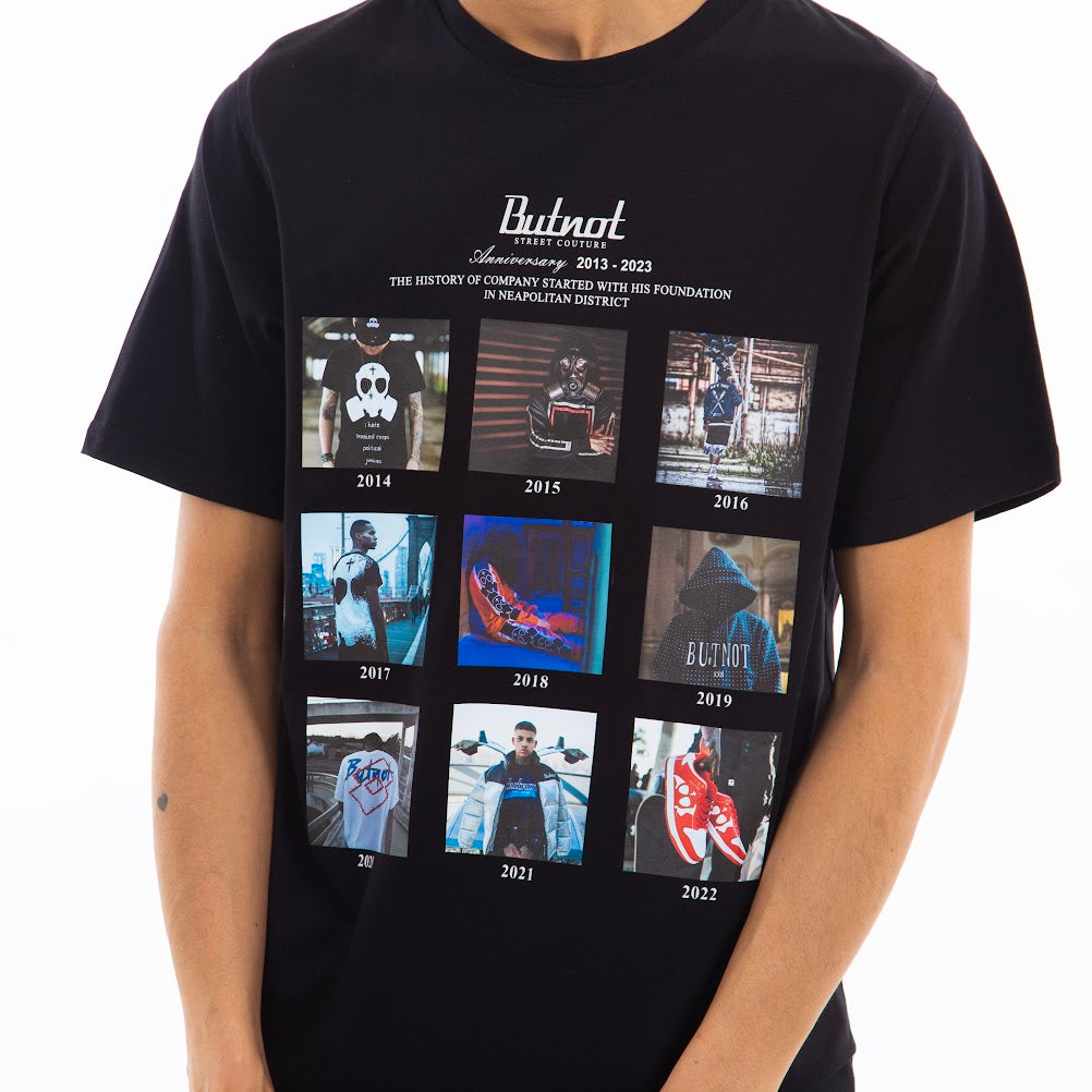 T-SHIRT CON STAMPE DEL DECENNALE
