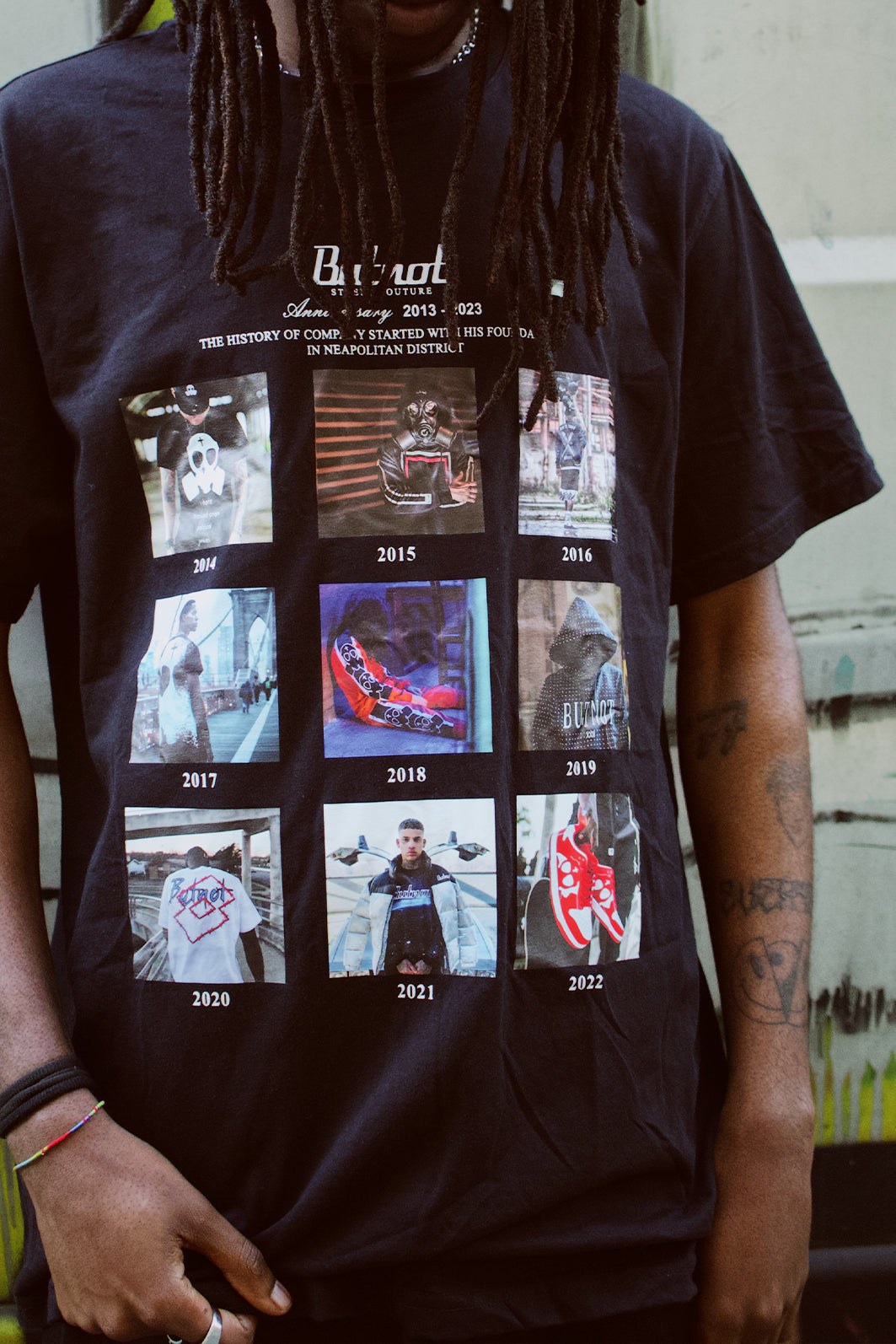T-SHIRT CON STAMPE DEL DECENNALE
